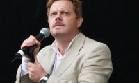 Actor Eddie Izzard isn’t a ‘she’ — and why it matters